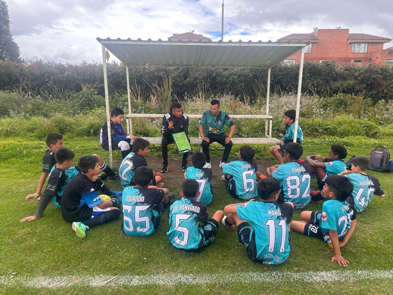 Participantes de FUNDARCED en la cancha