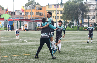 Jóvenes participando en deporte