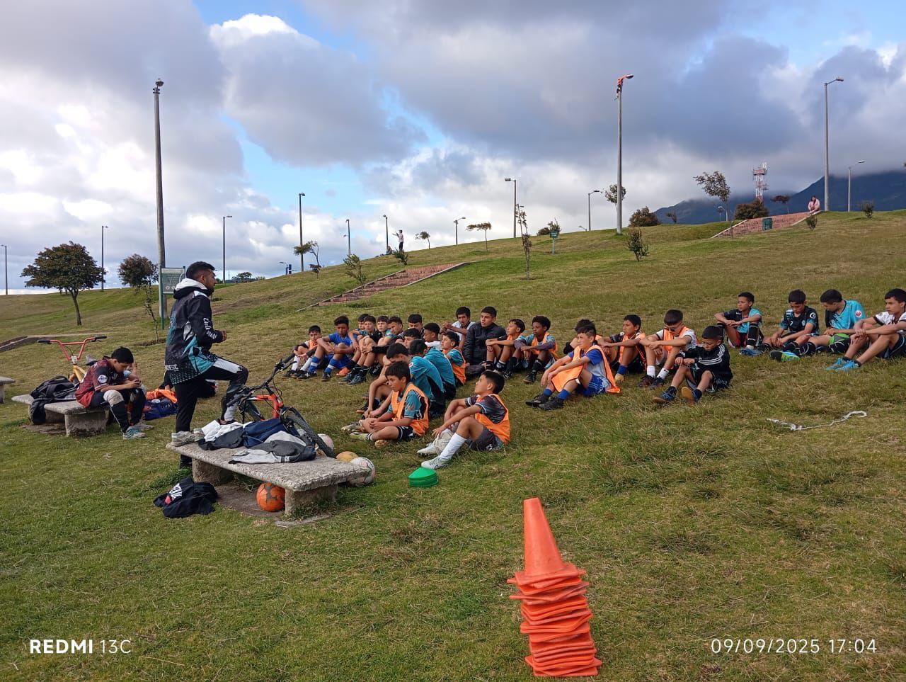 Jóvenes participando en una actividad deportiva
