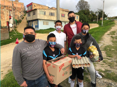 Familia recibiendo ayudas de FUNDARCED