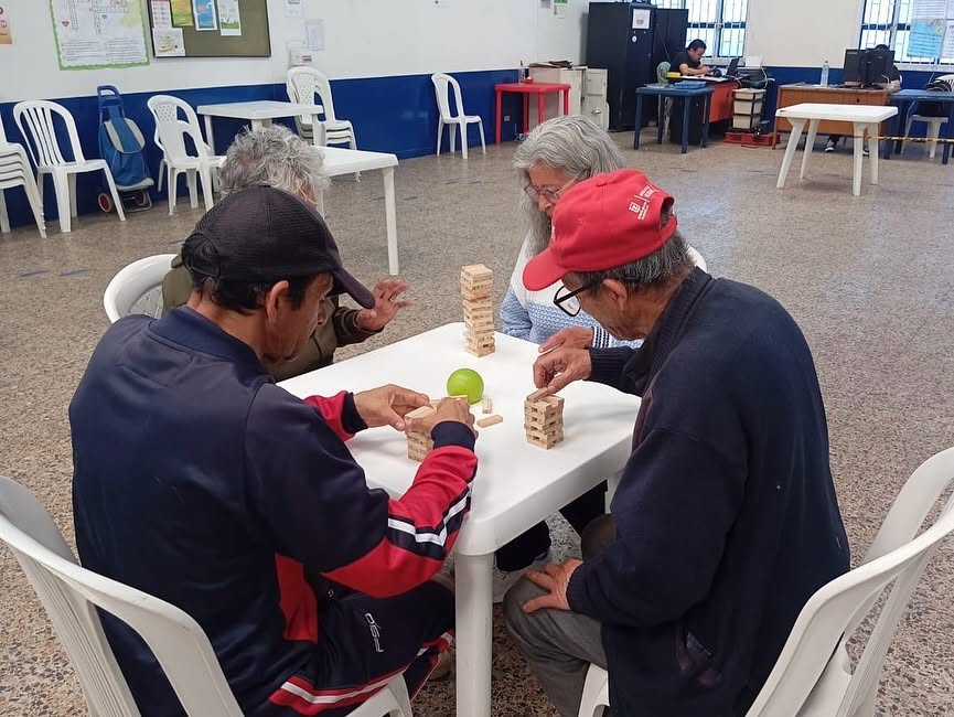 Despertando la mente de personas mayores con juegos