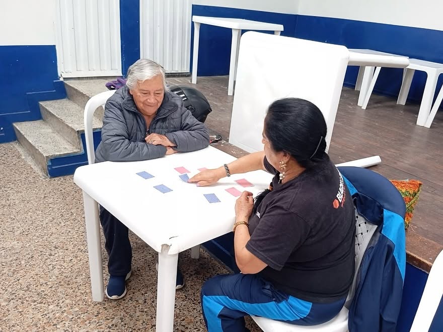 Pasando tiempo y compañamiento con los mayores.