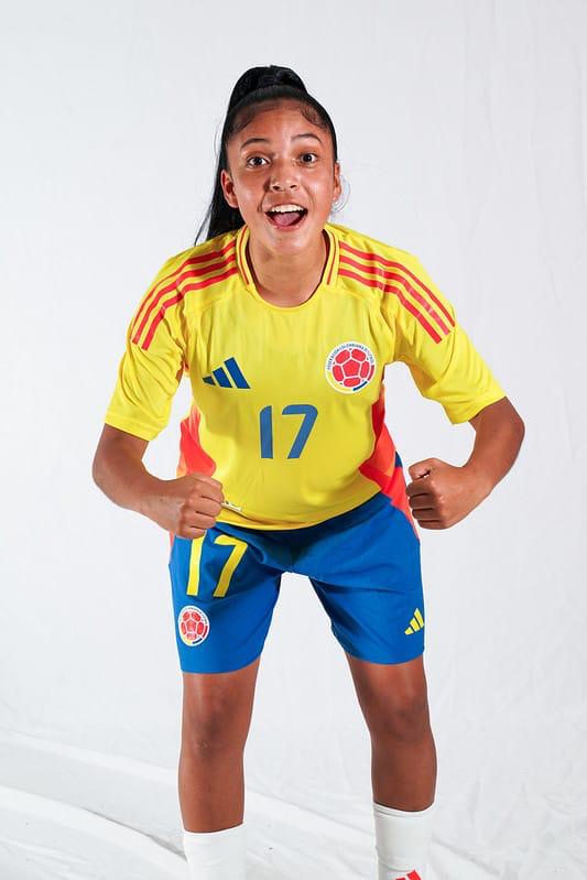 Deportista destacada de FUNDARCED con uniforme deportivo